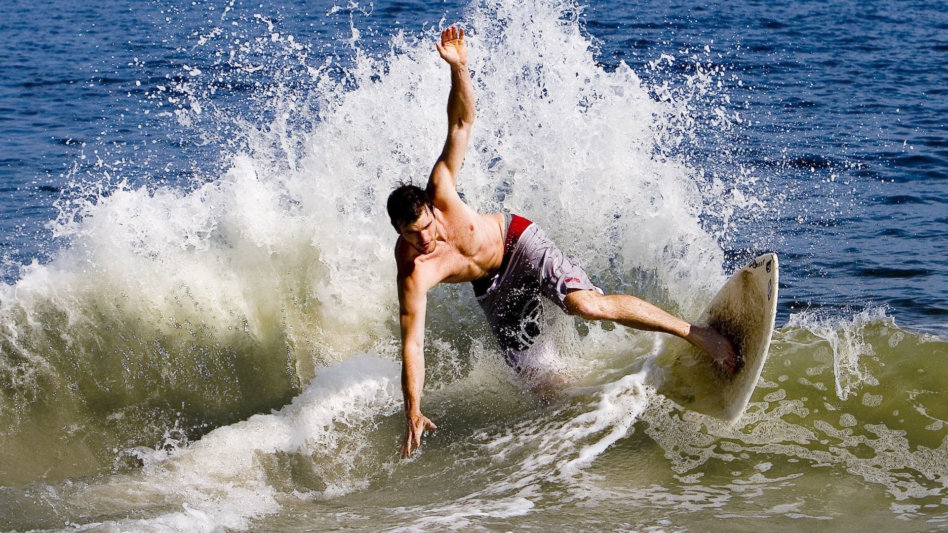 赛道与球场的双重奏，F1新赛季揭幕战与广厦队提前终结悬念勇士